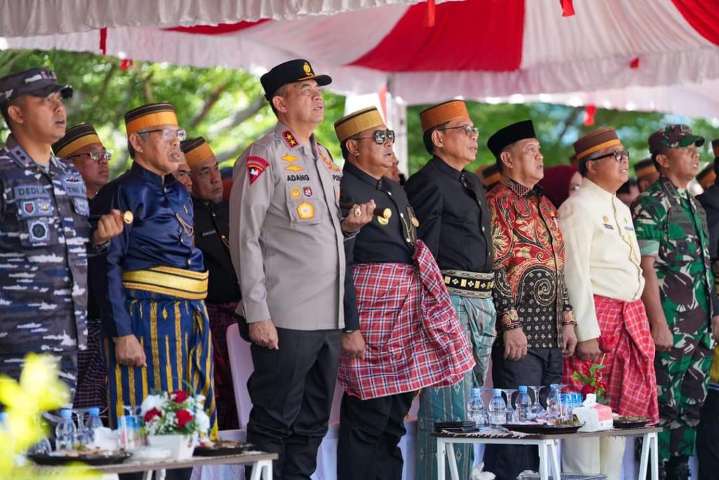 Menghadiri kegiatan Pembukaan Kick Off Launching Logo, Peta Baru Provinsi Sulawesi Barat, Sedekah Pohon dan Kirab Pataka Kabupaten Se-Provinsi Sulawesi Barat di Halaman Perkantoran Gubernur Sulawesi Barat, Rabu 28 Agustus 2024. Menghadiri kegiatan Pembukaan Kick Off Launching Logo, Peta Baru Provinsi Sulawesi Barat, Sedekah Pohon dan Kirab Pataka Kabupaten Se-Provinsi Sulawesi Barat di Halaman Perkantoran Gubernur Sulawesi Barat, Rabu 28 Agustus 2024.