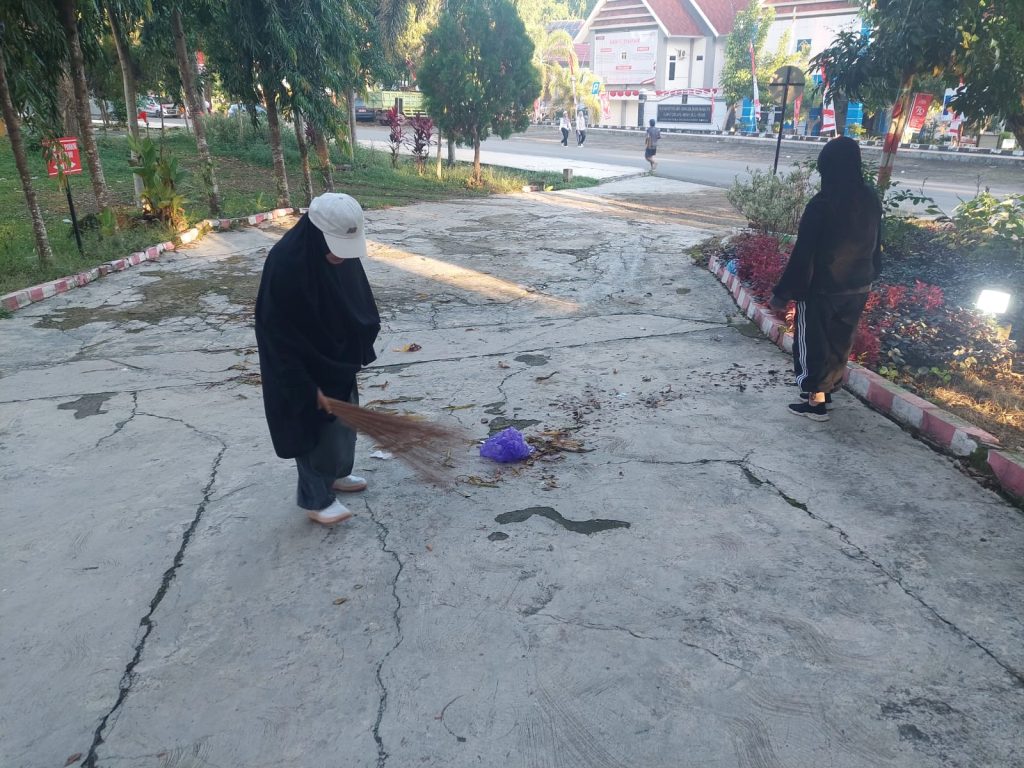 Kerja Bakti di Lingkup Dinas Kependudukan dan Pencatatan Sipil Prov Sulbar