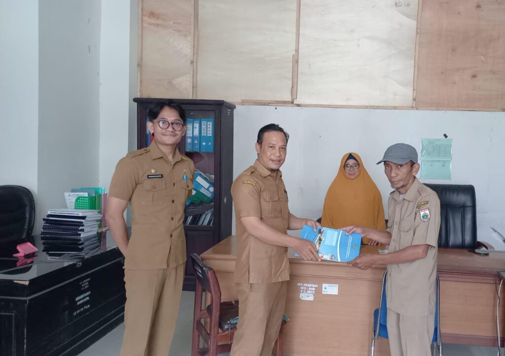 Disdukcapil Sulbar Serahkan DKB Semester II Tahun 2024 kepada Disdukcapil Pasangkayu