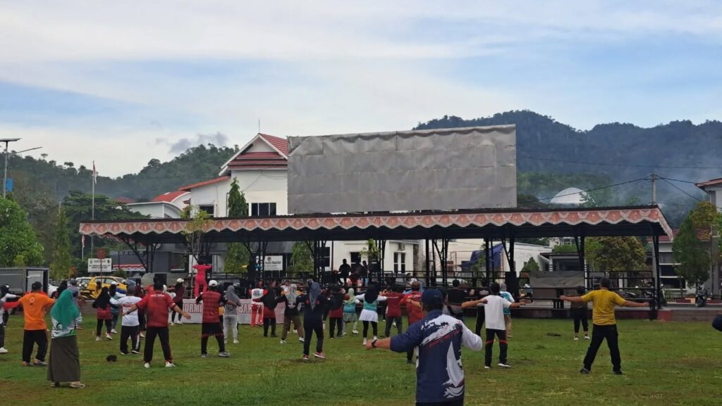 Dinas Dukcapil Ikuti Senam Sehat Bersama di Kantor Gubernur Sulawesi Barat Dinas Dukcapil Ikuti Senam Sehat Bersama di Kantor Gubernur Sulawesi Barat