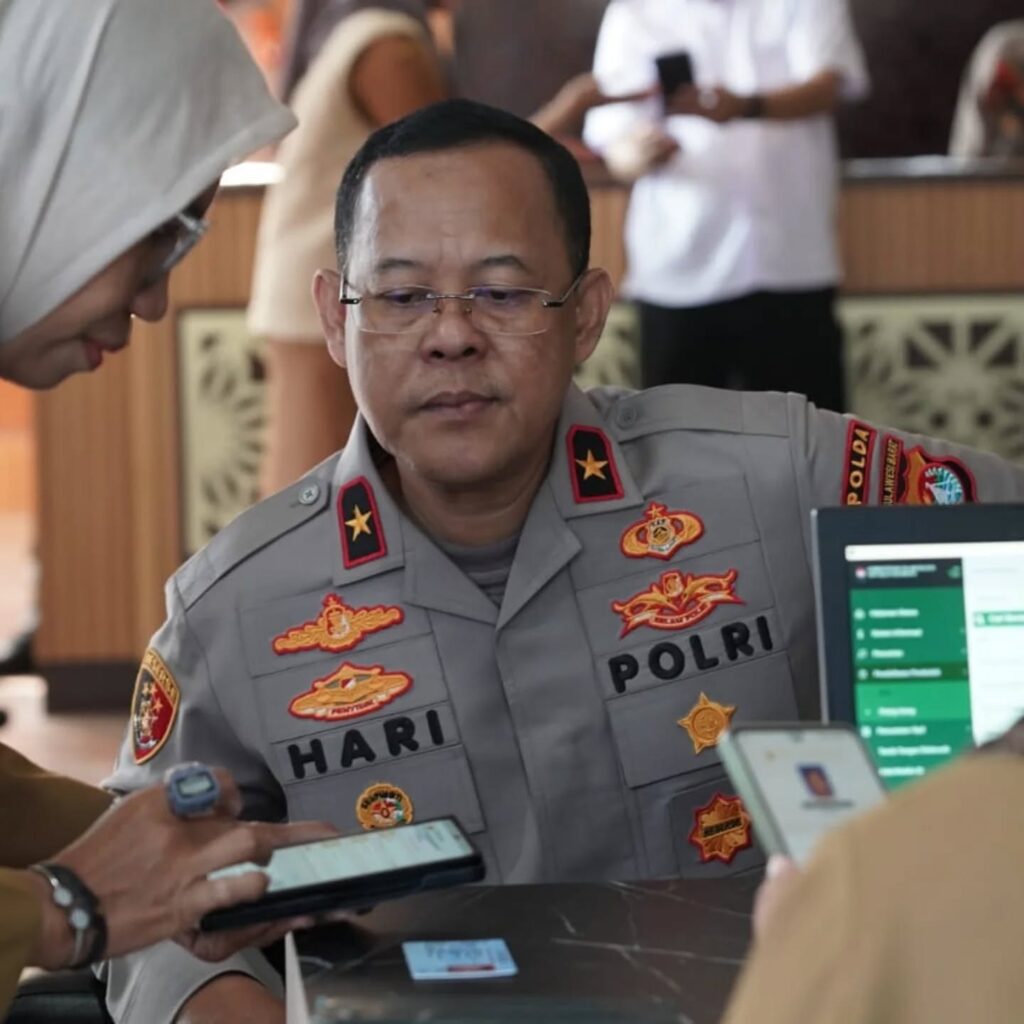 Disdukcapil Sulbar Kolaborasi Disdukcapil Mamuju Gelar Layanan Aktivasi Aplikasi IKD di Polda Sulbar Disdukcapil Sulbar Kolaborasi Disdukcapil Mamuju Gelar Layanan Aktivasi Aplikasi IKD di Polda Sulbar