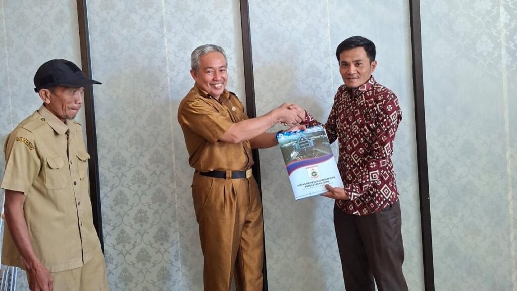Penyerahan Data Konsolidasi Bersih Semester I Tahun 2025 kepada Kabupaten Mamasa